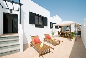 Outdoor dining - Private Villa, all day sun Swimming pool and terrace, BBQ in Puerto del Carmen (Puerto del Carmen)