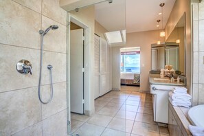 Een douche, gratis toiletartikelen, een haardroger, handdoeken