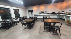 إفطار مجاني يوميًا