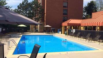 季节性开放的室外游泳池,07:00 至 22:00 开放,池畔遮阳伞,日光浴躺椅