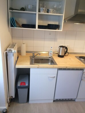 Réfrigérateur, micro-ondes, plaque de cuisson, cafetière/bouilloire