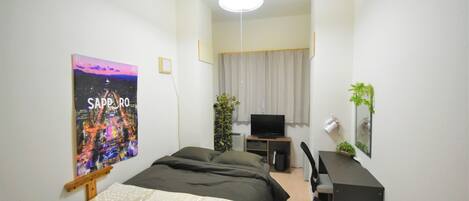 1 soverom, skrivebord, wi-fi (inkludert) og sengetøy