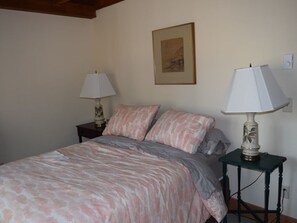 1 slaapkamer, een bureau, een strijkplank/strijkijzer, reisbedje