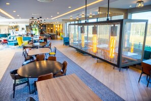 Lobby sitting area - Hampton by Hilton Blackburn (Blackburn)
