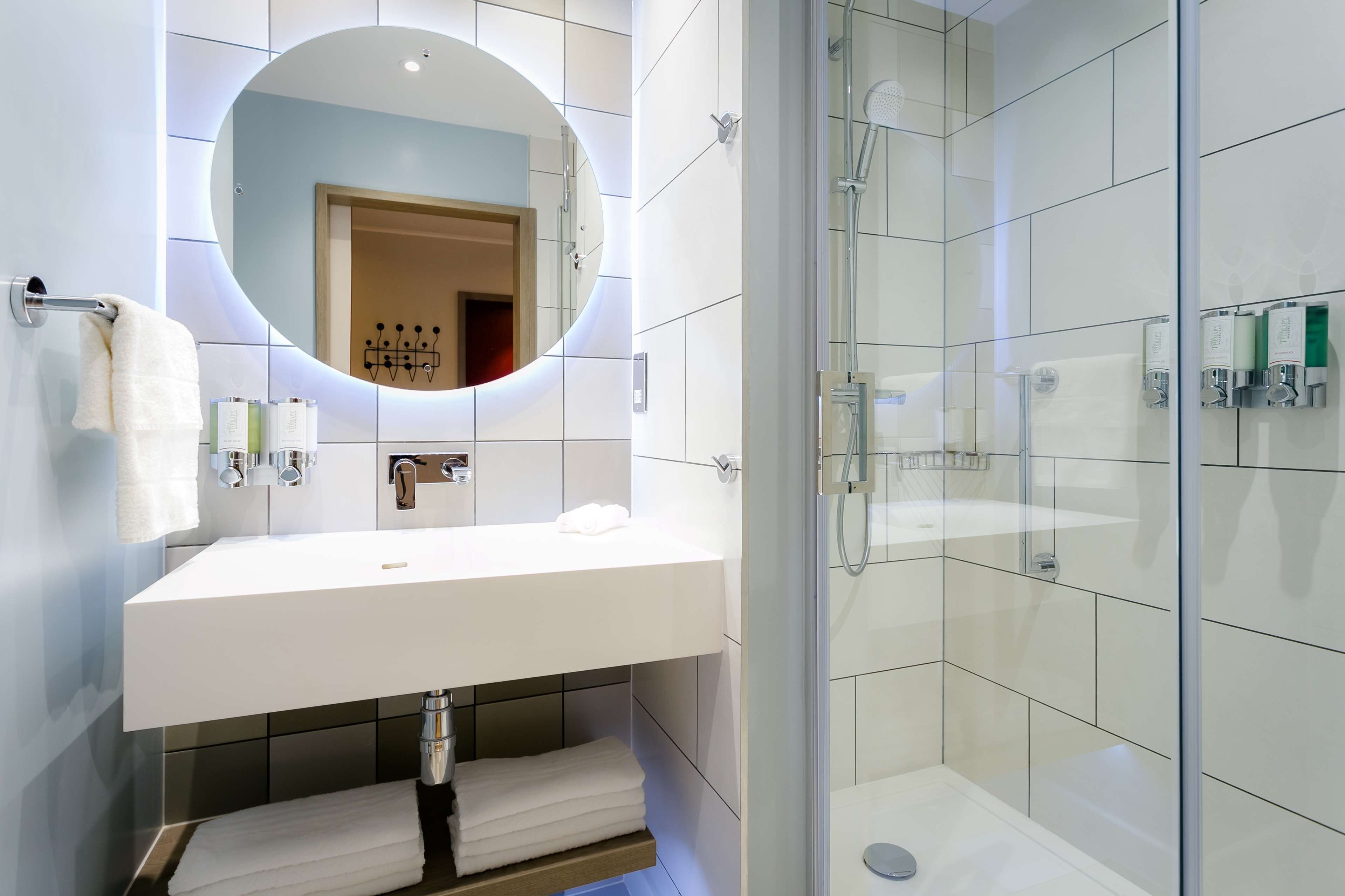 Twin Room, 2 Single Beds | Bathroom shower