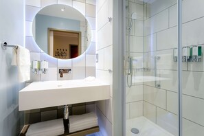 Chambre avec lits jumeaux, 2 lits une place | Douche de la salle de bain