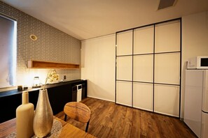 Fridge, microwave, stovetop, cookware/dishes/utensils