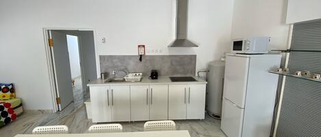 Réfrigérateur, micro-ondes, plaque de cuisson, bouilloire électrique