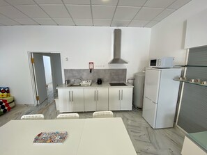 Fridge, microwave, stovetop, electric kettle - FONTAÍNHAS BEACH HOUSE (VILA NOVA DE GAIA)
