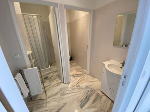 Shower, hair dryer, towels, soap - FONTAÍNHAS BEACH HOUSE (VILA NOVA DE GAIA)