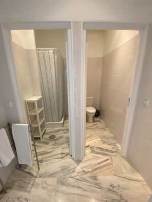 Shower, hair dryer, towels, soap - FONTAÍNHAS BEACH HOUSE (VILA NOVA DE GAIA)