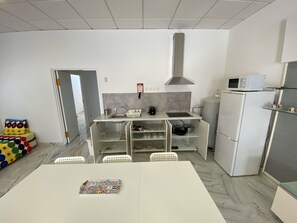 Geladeira, micro-ondas, cooktop, chaleira elétrica