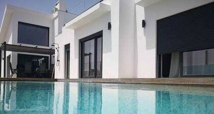 VILLA 4 SUITS +1, WALKING DISTANCE FROM THE BEACH, SWIMMING POOL, AC, PARKING