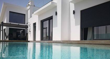 VILLA 4 SUITS +1, WALKING DISTANCE FROM THE BEACH, SWIMMING POOL, AC, PARKING 