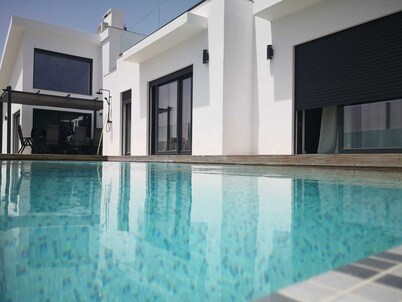 VILLA 4 SUITS +1, WALKING DISTANCE FROM THE BEACH, SWIMMING POOL, AC, PARKING 
