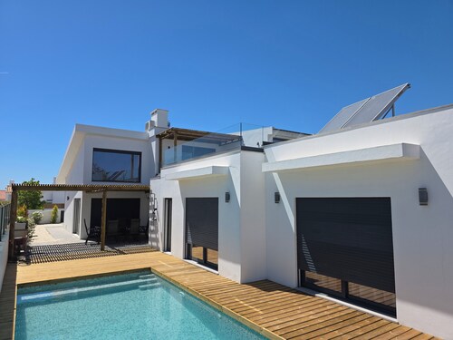 VILLA 4 SUITS +1, WALKING DISTANCE FROM THE BEACH, SWIMMING POOL, AC, PARKING 