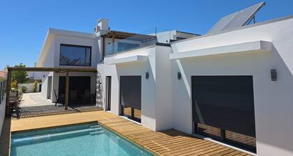 VILLA 4 SUITS +1, WALKING DISTANCE FROM THE BEACH, SWIMMING POOL, AC, PARKING