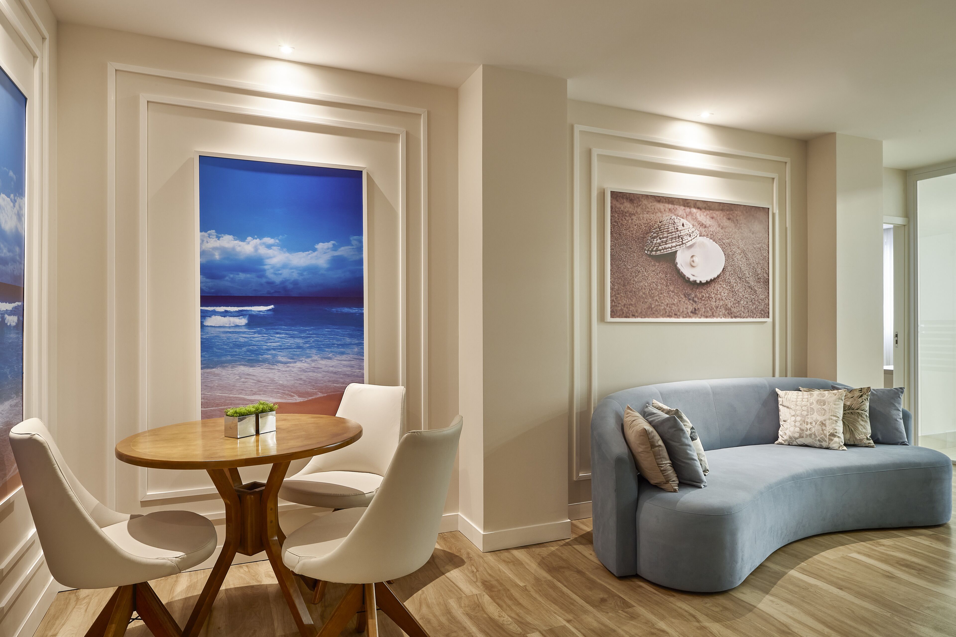 Premium-studiosuite - 1 kingsize-seng - boblebad | Stue | 43-tommers LED-tv med kabelkanaler, tv, legetøj