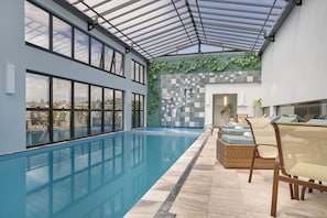 Piscine couverte, accès possible de 09 h 00 à 22 h 00, chaises longues