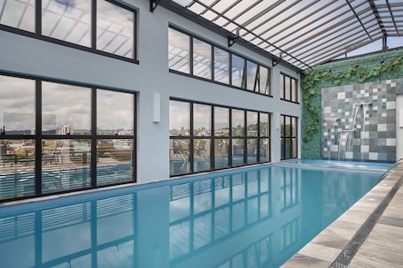 Piscina interna, funciona das 9h às 22h, espreguiçadeiras