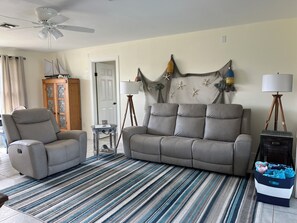 Smart TV, books - Punta Gorda Isles Updated 2b2b Canal Pool Home - Jan-March Weeks Available! (Punta Gorda)