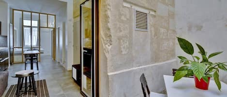 Un interior moderno con comedor, cocina y sala de estar.