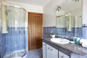 Haartrockner, Handtücher, Shampoo, Toilettenpapier