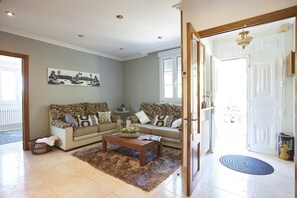 TV, DVD player, books - Enoturismo Casa de Chantada (Meis)