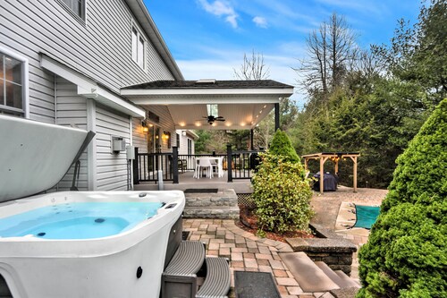 Incredible House in the Heart of the Poconos. Private Heated Pool & Hot Tub