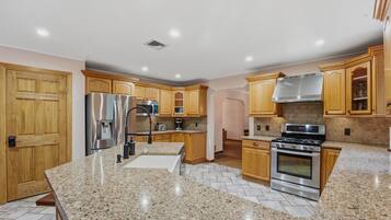 Refrigerador, microondas, horno y parrilla de estufa