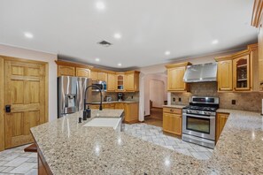 Køleskab, mikrobølgeovn, ovn, kogeplade