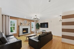 Smart TV, chimenea, tenis de mesa y estéreo 