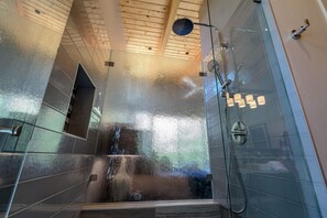 Combined shower/bathtub, hair dryer, towels - Escape to Sedona Canyon Terrace: Where Modern Luxury Meets Untouched Wilderness (Sedona)