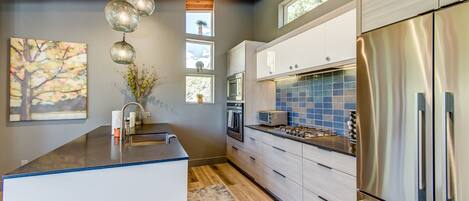 Refrigerador, microondas, horno, placa de cocina