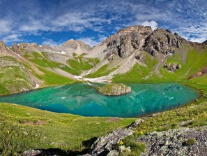 A mountain landscape with a clear turquoise lake surrounded by rocky terrain and green vegetation. - Kendall Mountain Lodge (Silverton)