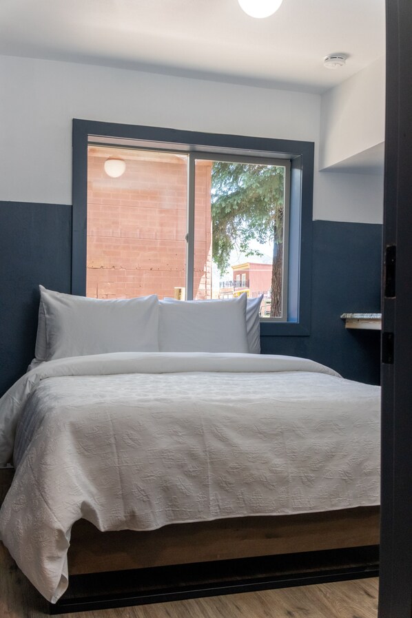 Quarto, 1 cama Queen | Roupas de cama premium, camas com colchões pillow-top, Wi-Fi de cortesia