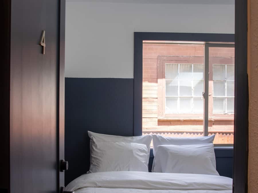 Quarto, 1 cama Queen | Roupas de cama premium, camas com colchões pillow-top, Wi-Fi de cortesia