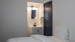 Premium bedding, pillow-top beds, free WiFi, bed sheets - Kendall Mountain Lodge (Silverton)