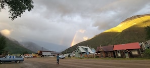A rural road with houses and a mountain in the background. - Kendall Mountain Lodge (Silverton)