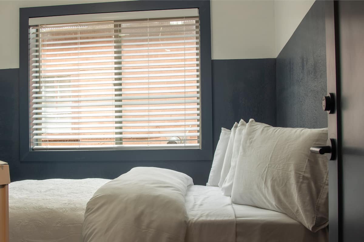 Camera, 1 letto queen | 1 camera, biancheria da letto di alta qualità, materassi a doppio strato