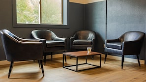 Área de estar no saguão