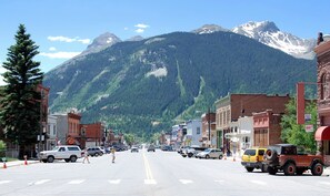 A street view with buildings, cars, and mountains in the background. - Kendall Mountain Lodge (Silverton)