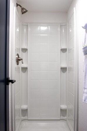 Een douche, handdoeken