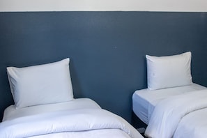Two single beds with white bedding against a dark blue wall. - Kendall Mountain Lodge (Silverton)