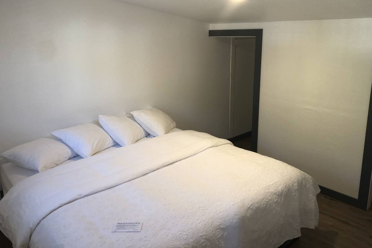 Kendall Mountain Suite | Premium bedding, pillow-top beds, free WiFi, bed sheets