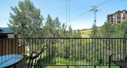 Stylish Ski-In/Ski-Out Condo with Sunset Views and Slope Access | Sleeps 5!
