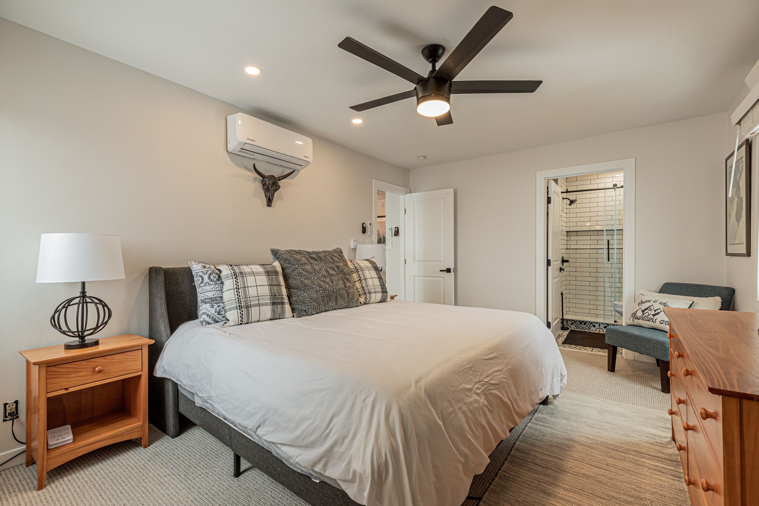2 bedrooms, internet, bed sheets