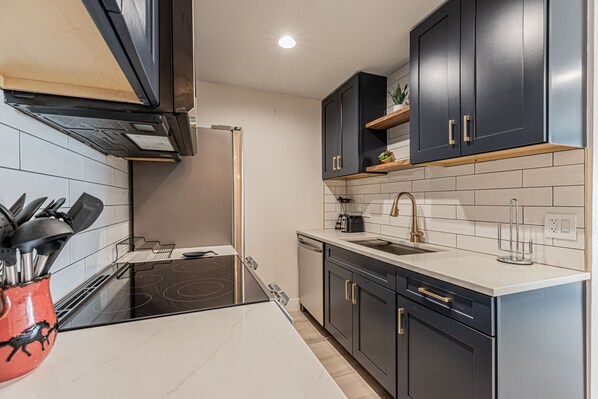 Jääkaappi, mikroaaltouuni, uuni, liesi