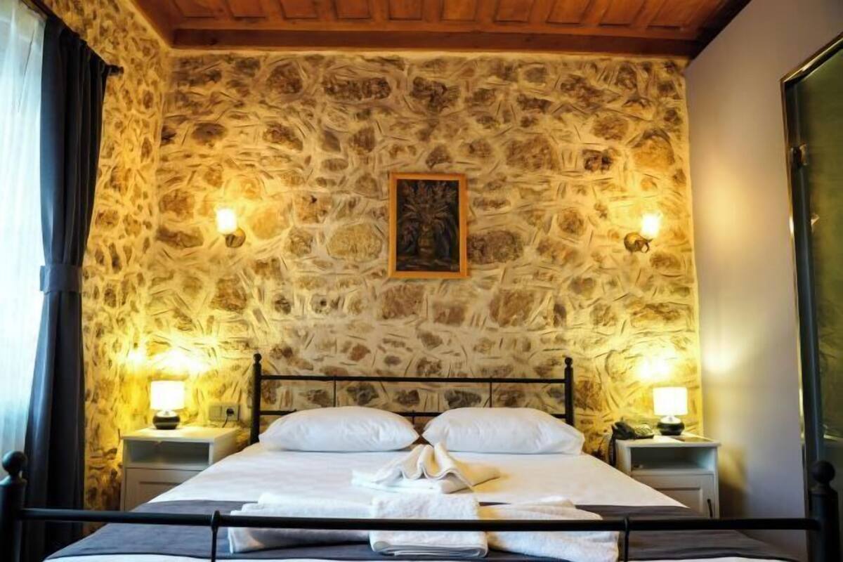 Minibar, blackout drapes, WiFi (free), bed sheets