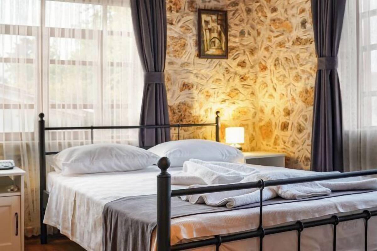 Minibar, blackout drapes, WiFi (free), bed sheets